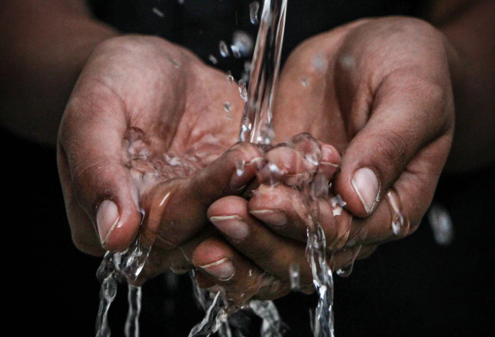 Hände mit Wasser