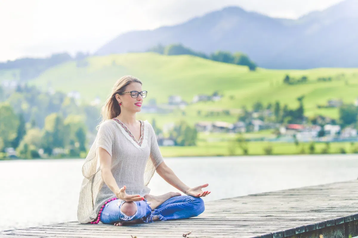 Frau macht Yogaübungen