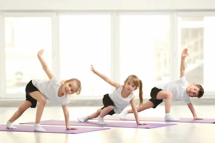 Yoga für Kinder ist gut für die Entwicklung 