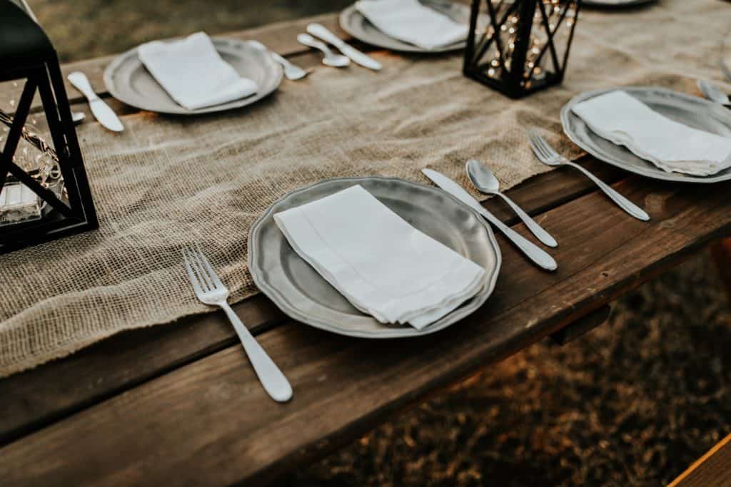 Gedeckter Tisch für ein ayurvedisches Festtagsmenü