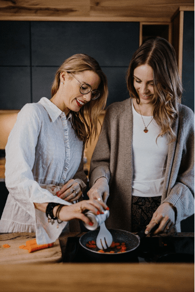 Zwei Frauen, die kochen. Das kann je nach Sommersternzeichen anders ausfallen