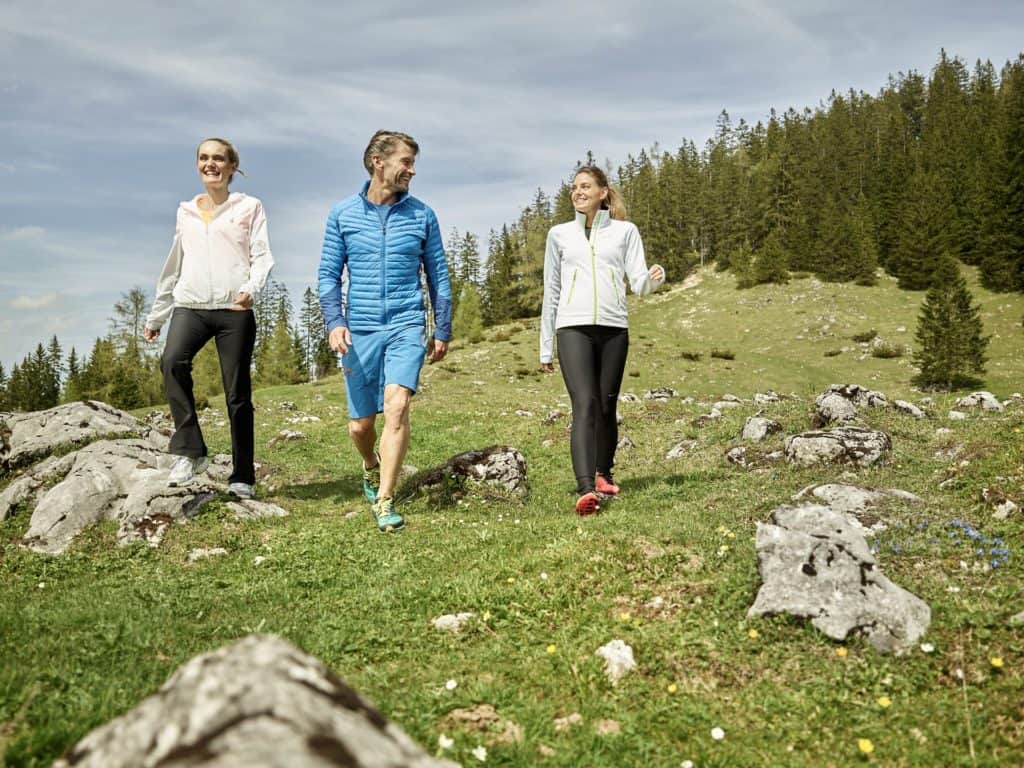 Wanderer die einen Ayurveda-Snack mitnehmen auf die Wanderung